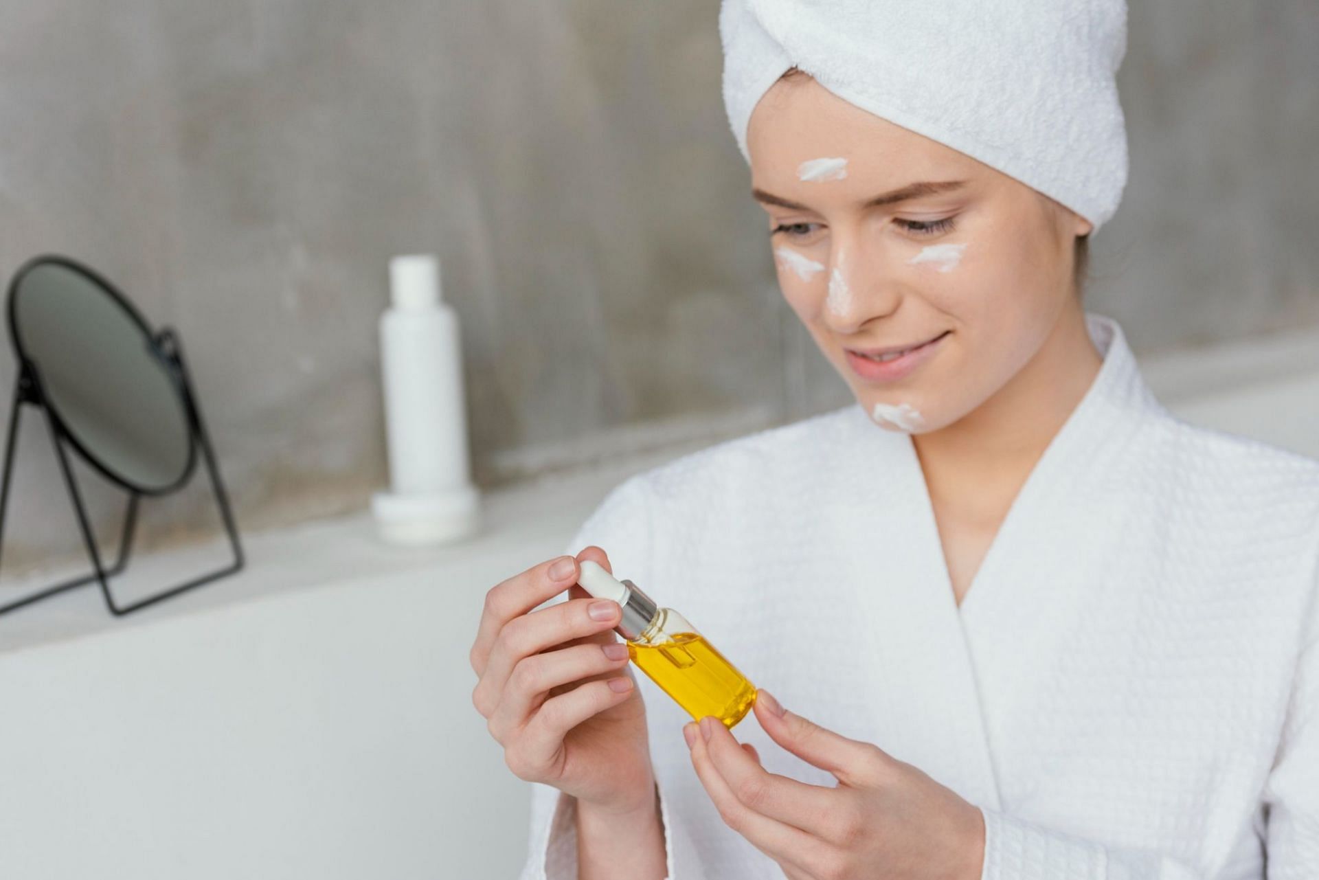 Homemade toner with essential oils (Image by freepik)